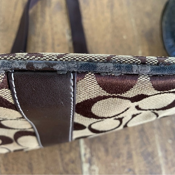 Classic Coach Crossbody Signature Handbag - Picture 9 of 10